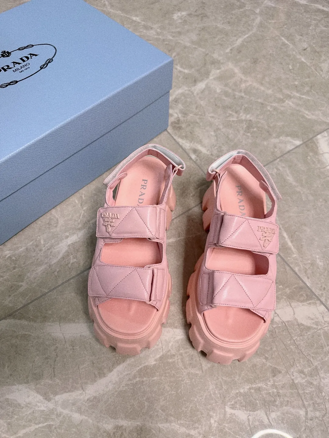 👟👟Ex-factory price 520👟👟 Prada 2024 new summer sandals series Thick-soled sandals This is a must-have for summer. It feels soft and delicate on the feet and is extremely comfortable. You can match it as you like. Original molded midsole. Original foaming technology tooth outsole, size 35-41.